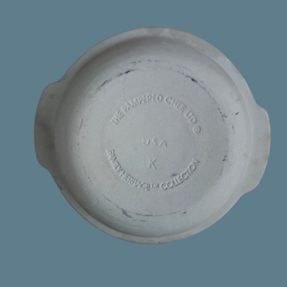 *Pampered Chef Family Heritage Retired 12" Baking Bowl - Picture 3 of 3